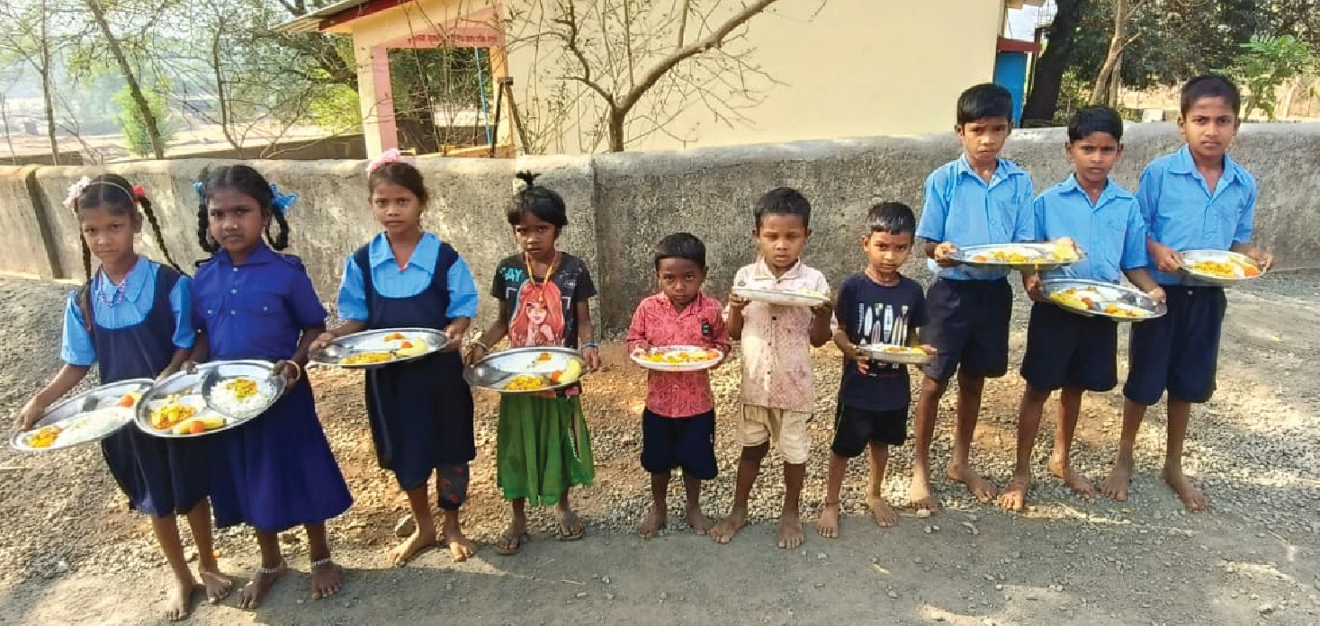 Children holding their Annadanam meals at Kadupada